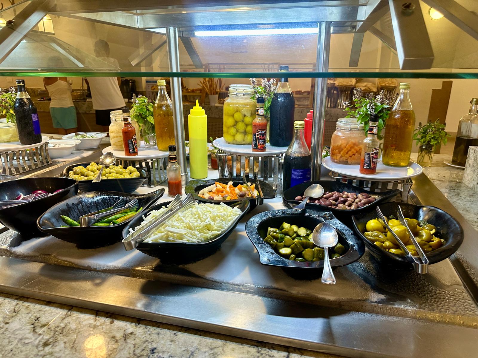 Bufet se salátovým barem v egyptském hotelu