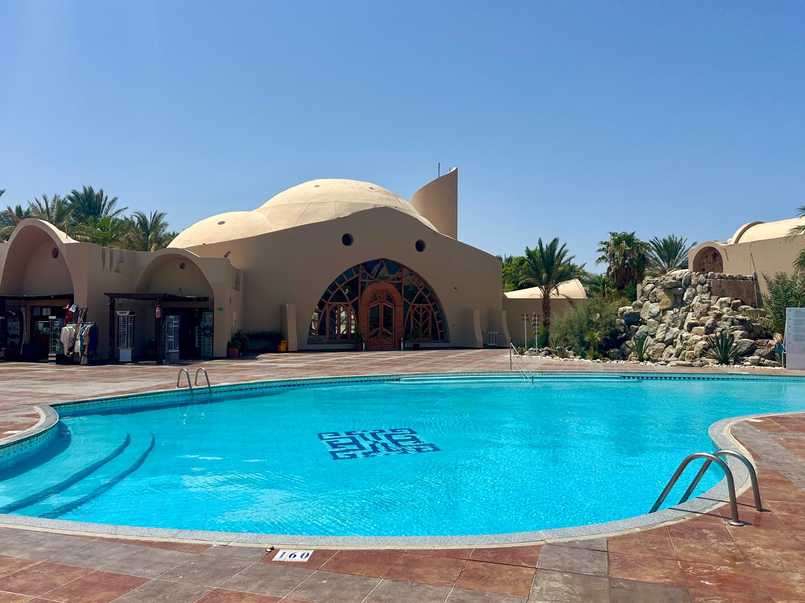 Bazén a hlavní budova hotelu v Egyptě